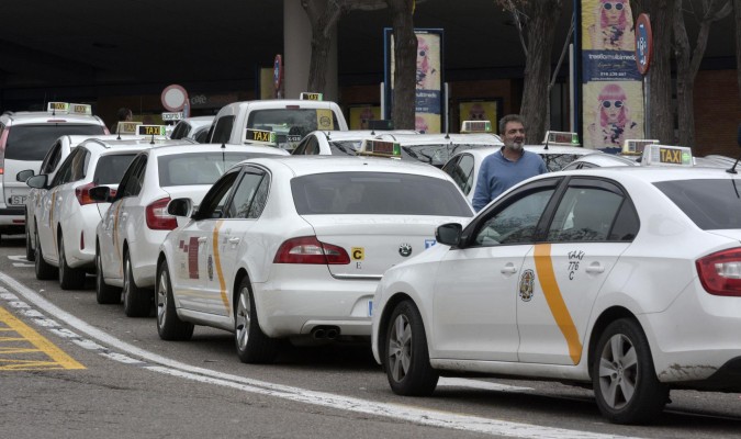 Taxistas en la parada de la estación de Santa Justa. / Manuel Gómez