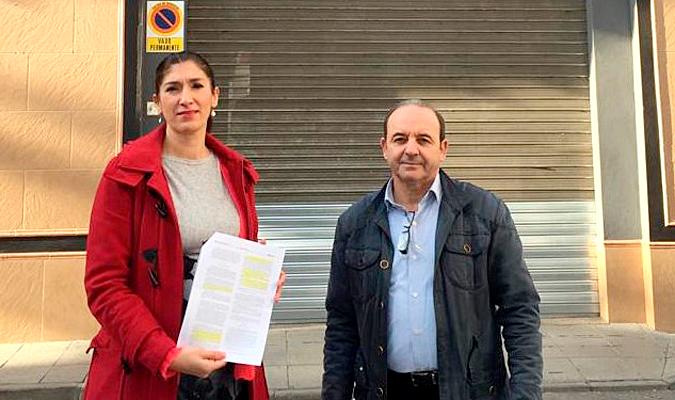 Silvia Heredia y Jorge Domínguez, portavoces municipales del PP, en el barrio de La Alcarrachela. / El Correo