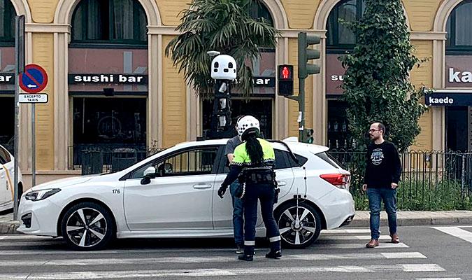 El coche de Apple Maps parado por la Policía Local en la Macarena. / Juanmi Vega