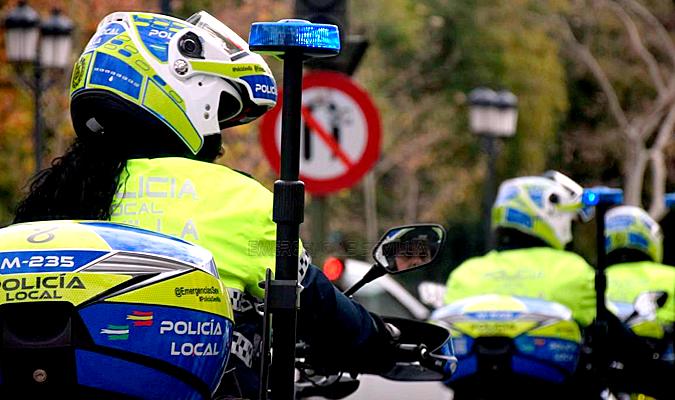 Una patrulla motorizada de la Policía Local de Sevilla. / El Correo