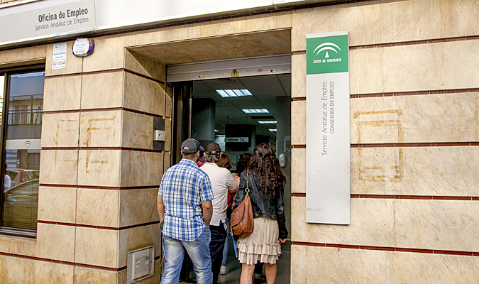 Oficina del SAE en Sevilla. / El Correo