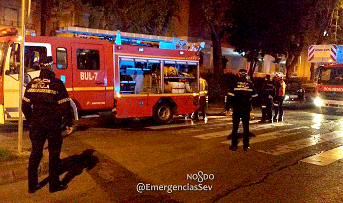 Imagen de vehículos de bomberos en la zona. / Emergencias Sevilla