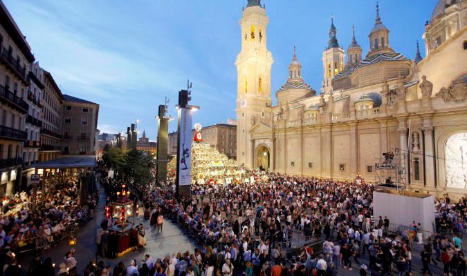 Procesión del Rosario de Cristal, uno de los actos más relevantes de las fiestas del Pilar de Zaragoza. EFE/JAVIER BELVER