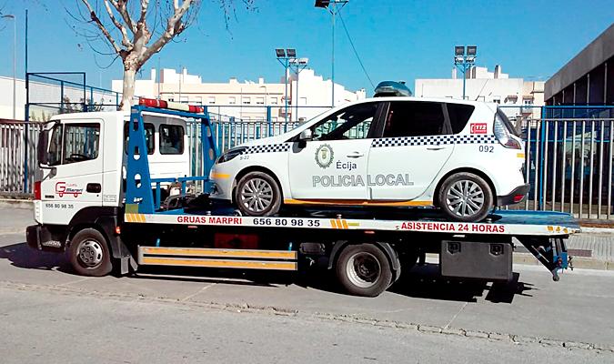 Vehículo de la Policía Local de Écija que fue retirado por la grúa el pasado 7 de febrero. / El Correo