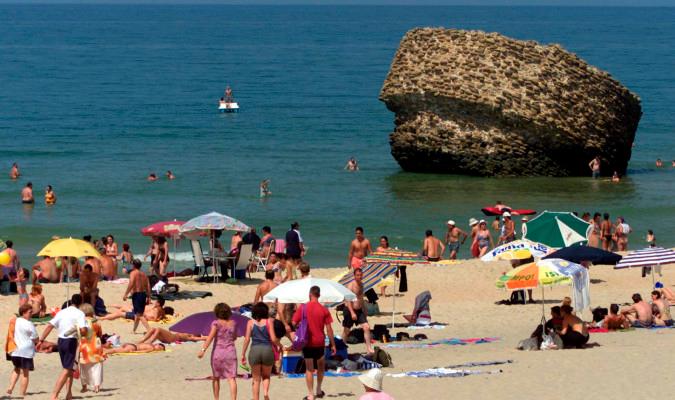 La playa de Matalascañas, en el municipio onubense de Almonte, llena de bañistas. / Miguel Vázquez (Efe)