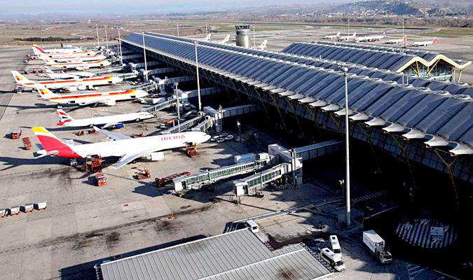 La terminal T4 del aeropuerto Adolfo Suárez-Madrid Barajas. / El Correo