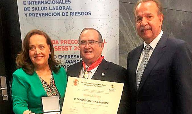 El empresario sevillano Francisco Lucas recibe la medalla de oro de la SESST