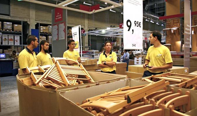 Trabajadores en una tienda de Ikea. / El Correo