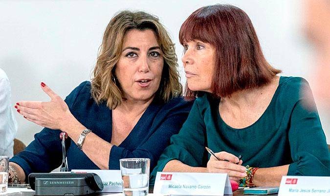  La secretaria general del PSOE andaluz, Susana Díaz, y la presidenta del partido, Micaela Navarro (d). / EFE - Julio Muñoz