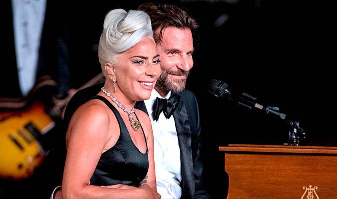 Lady Gaga (izq) y Bradley Cooper (dcha) actúan durante la 91º ceremonia de entrega de los premios Oscar. / EFE