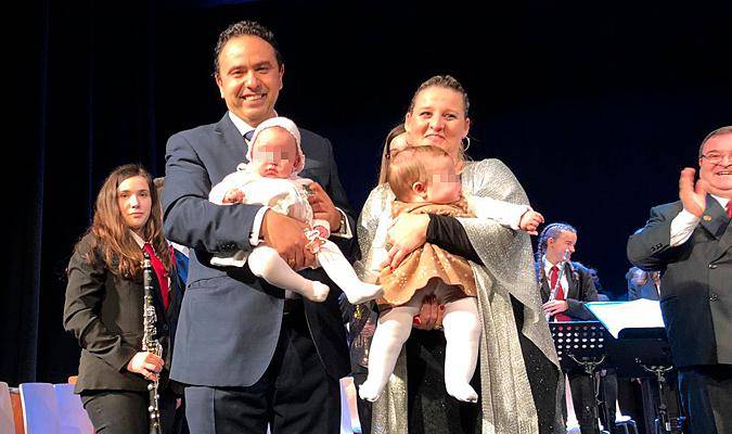 Álvaro Romero con su hija en brazos junto a la cantaora Anabel de Vico con su pequeña. / El Correo