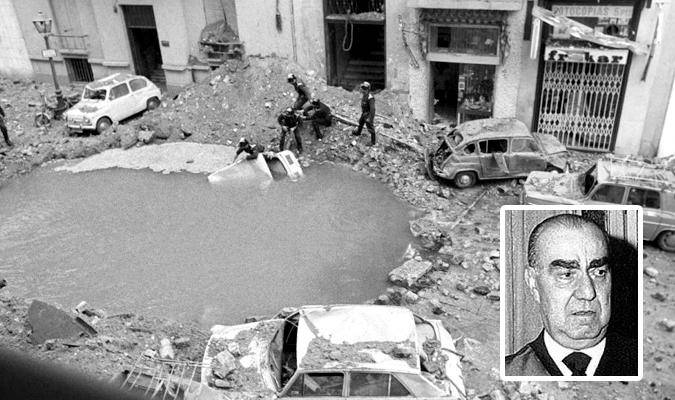 Imagen del cráter provocado por el atentado, que elevó el vehículo de Carrero Blanco 30 metros para situarse en la azotea de un edificio. / EFE