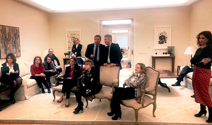 Los ministros del Gobierno de Pedro Sánchez miran la comparecencia del Presidente. / EFE