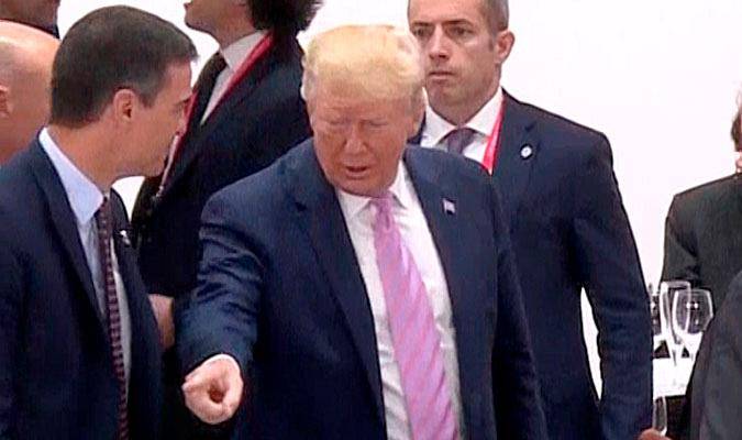 Trump le dice a Sánchez que se siente. / EFE