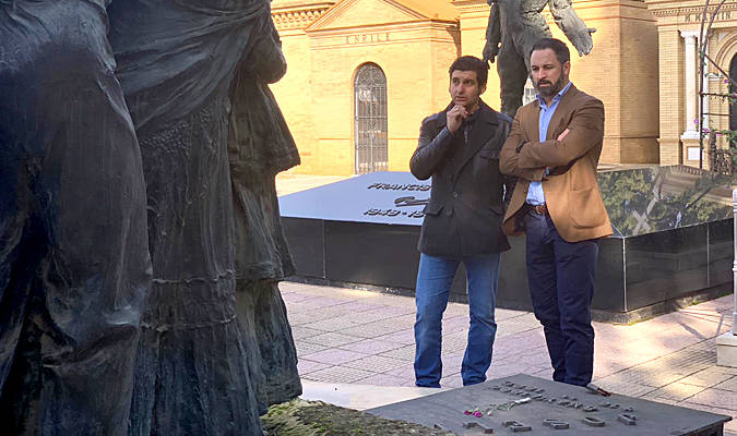 Morante y Santiago Abascal visitan la tumba de Gallito en la jornada electoral del pasado 1 de diciembre. / El Correo