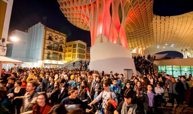 Manifestación estudiantil antifascista el 3 de diciembre en la plaza de la Encarnación de Sevilla y ha continuado hasta el Parlamento de Andalucía y la Universidad hispalense. EFE/ Raúl Caro