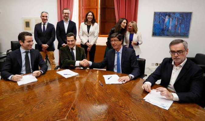 El presidente andaluz del Partido Popular, Juanma Moreno (2i), y el de Ciudadanos, Juan Marín (2d), estrechan las manos para sellar su pacto de Gobierno. EFE/Jose Manuel Vidal.
