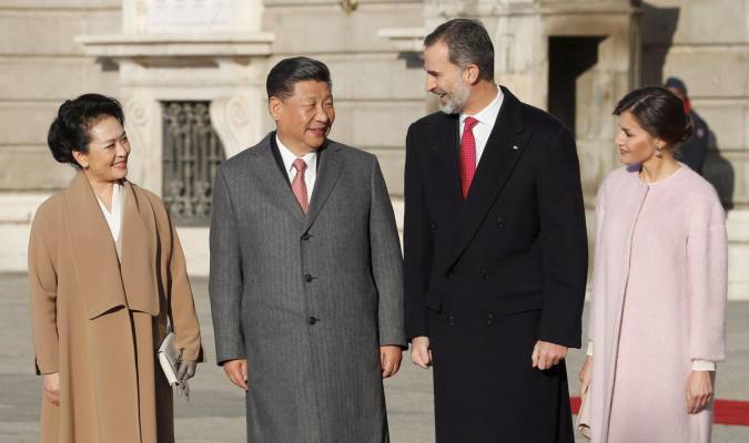 Los Reyes de España, Felipe y Letizia, reciben al presidente de China, Xi Jinping (2i), y su esposa, Peng Liyuan, hoy en el Palacio Real, con motivo su visita de Estado a España. EFE/Javier Lizón