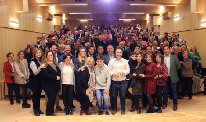 Presentación de la candidatura Andalucistas Tocina Los Rosales, con el actual alcalde, Francisco José Calvo – de blanco – en el centro de la foto. (Foto: Facebook Yo quiero Tocina – Los Rosales)