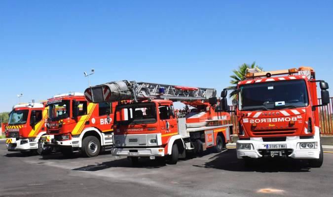 Los equipos de Emergencias y Seguridad Ciudanana de Osuna estrenan dos nuevos vehículos de bomberos y dos de polícia