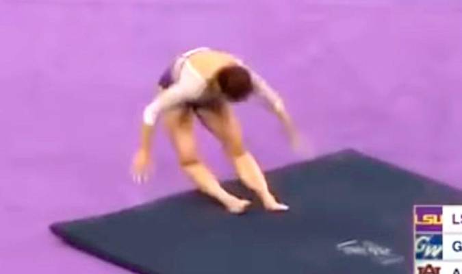 Una gimnasta se rompe las dos piernas a la vez