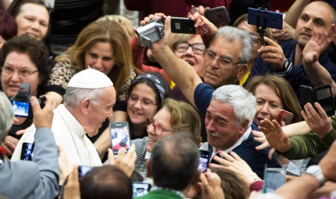 El papa Francisco junto a un grupo de peregrinos, ayer en el Vaticano. / Efe