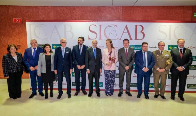  La Infanta Elena con otras personalidades en la inauguración del SICAB en FIBES. / El Correo