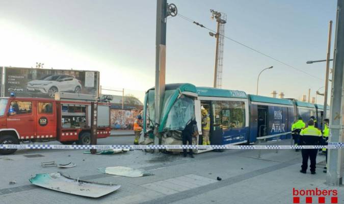 Imagen del accidente del tranvía en la estación de Sant Adriá. Foto: @bomberscat