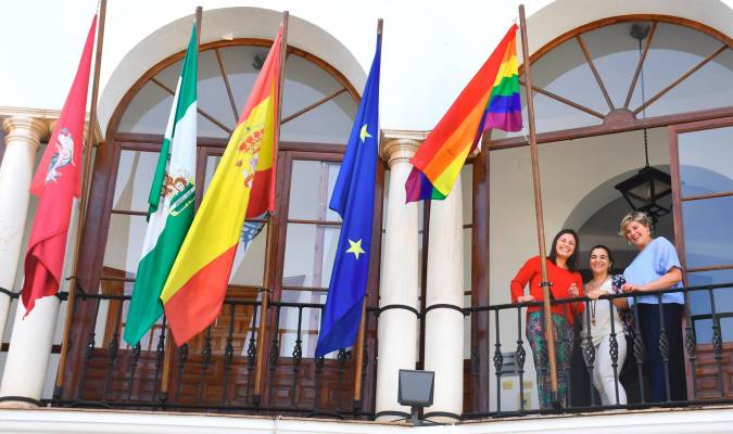 La bandera arcoiris ondea en el Ayuntamiento de Osuna
