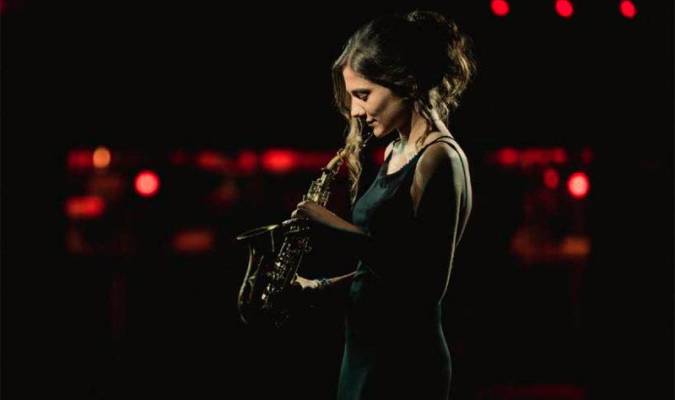 La cantante y saxofonista Eva Fernández actúa en el Festival de Jazz de la US.