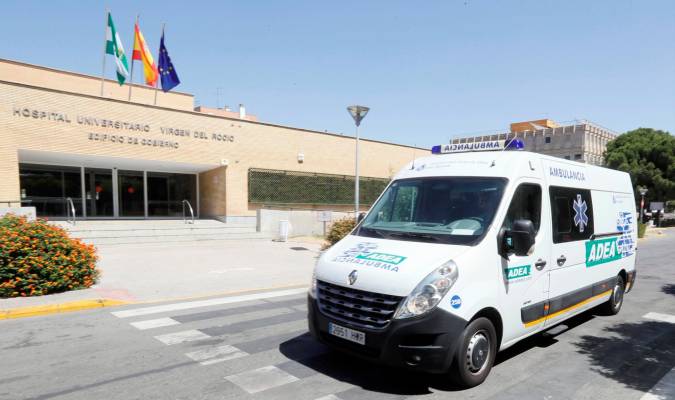 El hospital Virgen del Rocío de Sevilla donde ha fallecido de una anciana de 90 años que estaba ingresada en la UCI donde ingresó el 15 de agosto en un estado de salud deteriorado. EFE / José Manuel Vidal