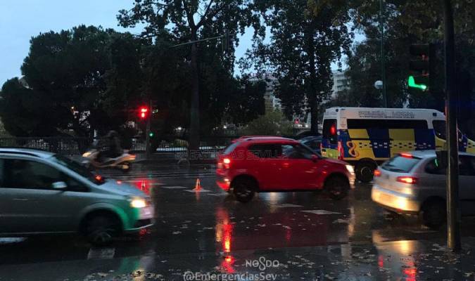 El atropello ha tenido lugar en la confluencia de Avenida de Roma con Paseo de las Delicias. Fotos: Emergencias Sevilla. 