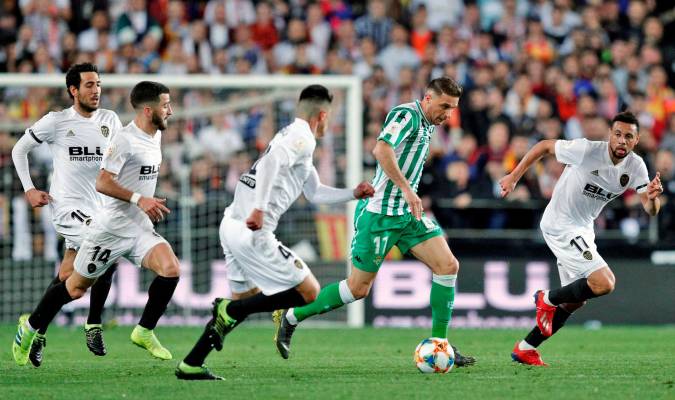 El centrocampista Real Betis, Joaquín, trata de controlar el balón rodeado de jugadores del Valencia CF. EFE/Biel Aliño