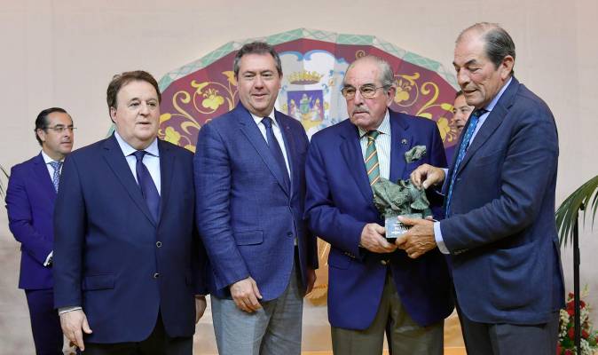 Los hermanos Miura recogieron el lV Premio Taurino ‘Ciudad de Sevilla’