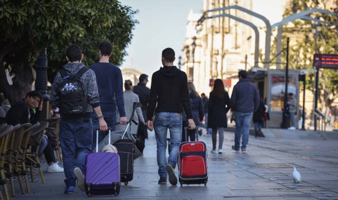 Turistas con sus maleta discurren por la Avenida de la Constitución. Foto: Jesús Barrera.
