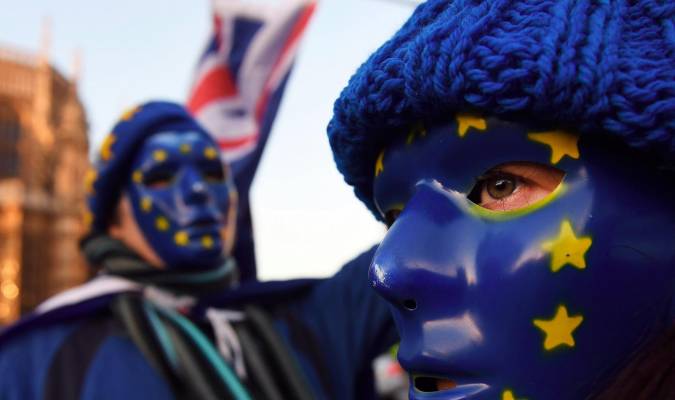 Activistas pro Unión Europea se manifiestan a las puertas del Parlamento británico en Londres. EFE/ Andy Rain