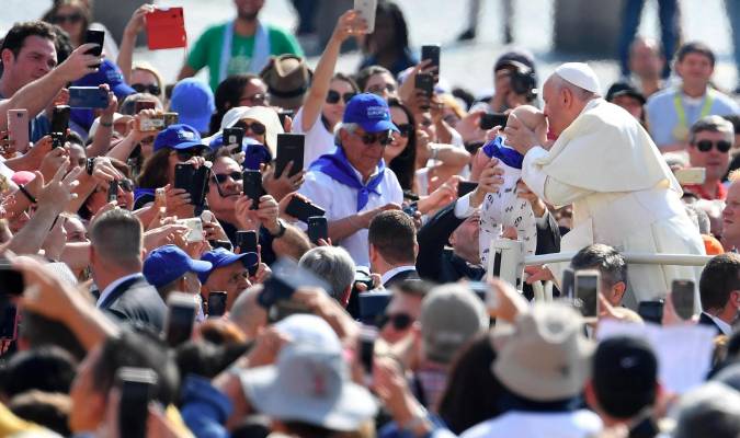 El papa Francisco besa a un bebé a su llegada a la audiencia general de los miércoles en la plaza de San Pedro en el Vaticano. EFE/ Ettore Ferrari