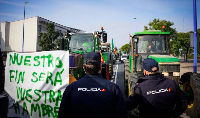 Tractorada de protesta en la calle Virgen del Patrocinio, una de las entradas a Sevilla. / María José López - E.P.