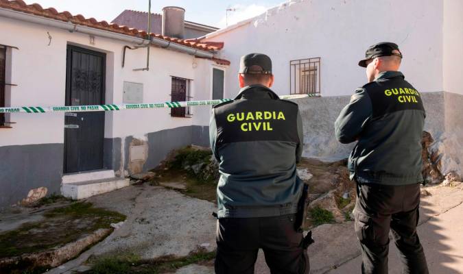 Efectivos de la Guardia Civil custodian la vivienda de la joven zamorana Laura Lelmo en El Campillo (Huelva). EFE/ Julián Pérez