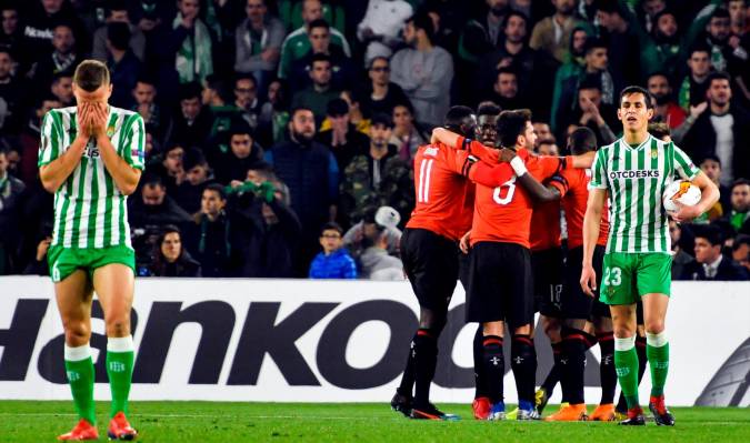  Los jugadores del Rennes celebran el segundo gol del equipo ante el Real Betis, conseguido por Adrien Hunou. EFE/Raúl Caro