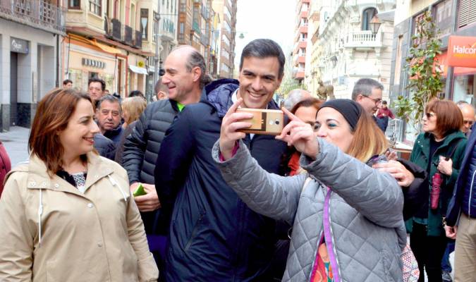 Sánchez arranca la campaña en Sevilla, mientras Casado, Rivera, Iglesias y Abascal eligen Madrid