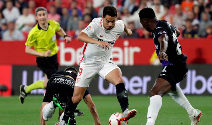 El delantero francés del Sevilla, Wissam Ben Yedder (c), intenta llevarse el balón ante los jugadores del Leganés, Unai Bustinza (i) y el nigeriano Kenneth Josiah Omeruo. EFE/Julio Muñoz.
