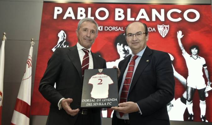 Pablo Blanco recibe el Dorsal de Leyenda de manos del presidente del Sevilla, José Castro. / @SevillaFC