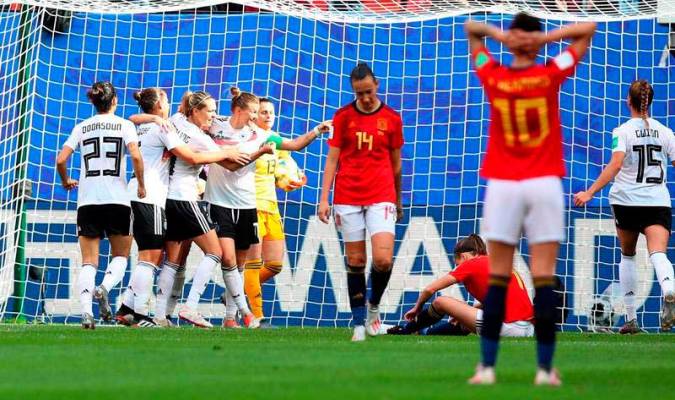 Las jugadoras alemanas celebran tras marcar el 1-0 durante el encuentro del grupo B del Mundial Femenino entre Alemania y España. / TOLGA BOZOGLU | EFE