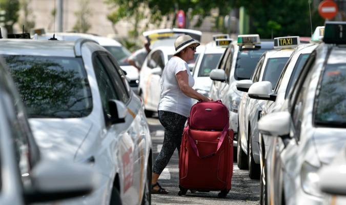 Un centenar de taxistas de Sevilla, sancionados por boicotear el Sicab con una protesta