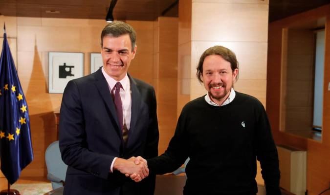 El presidente del Gobierno en funciones, Pedro Sánchez, y el líder de Podemos, Pablo Iglesias, durante la reunión mantenida esta mañana en el Congreso de los Diputados. EFE/Zipi