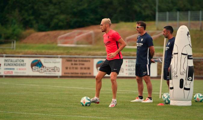 Lucas Ocampos durante una sesión de entrenamiento junto a Julen Lopetegui. / SFC