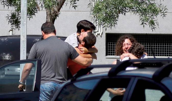 Familiares de las víctimas de un tiroteo anoche en Aranjuez en el que una de ellas, de 35 años, ha resultado muerta y otras dos heridas muestran su tristeza. EFE/David Fernández