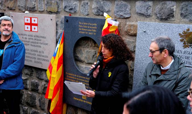 La directora general de Memoria Democrática de la Generalitat, Gemma Domènech, durante su discurso este domingo en un homenaje de la Generalitat en Mauthausen a los deportados republicanos durante el nazismo, en el que calificó de "presos políticos" a los miembros del Gobierno catalán en prisión. EFE/Luis Lidón