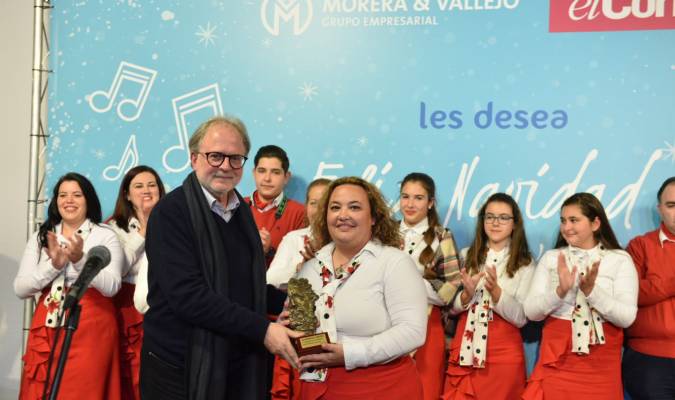 El catedrático de la Facultad de Comunicación, Ramón Reig, hace entrega del tercer premio al coro Esperanza Cabeceña. Foto: Jesús Barrera. 